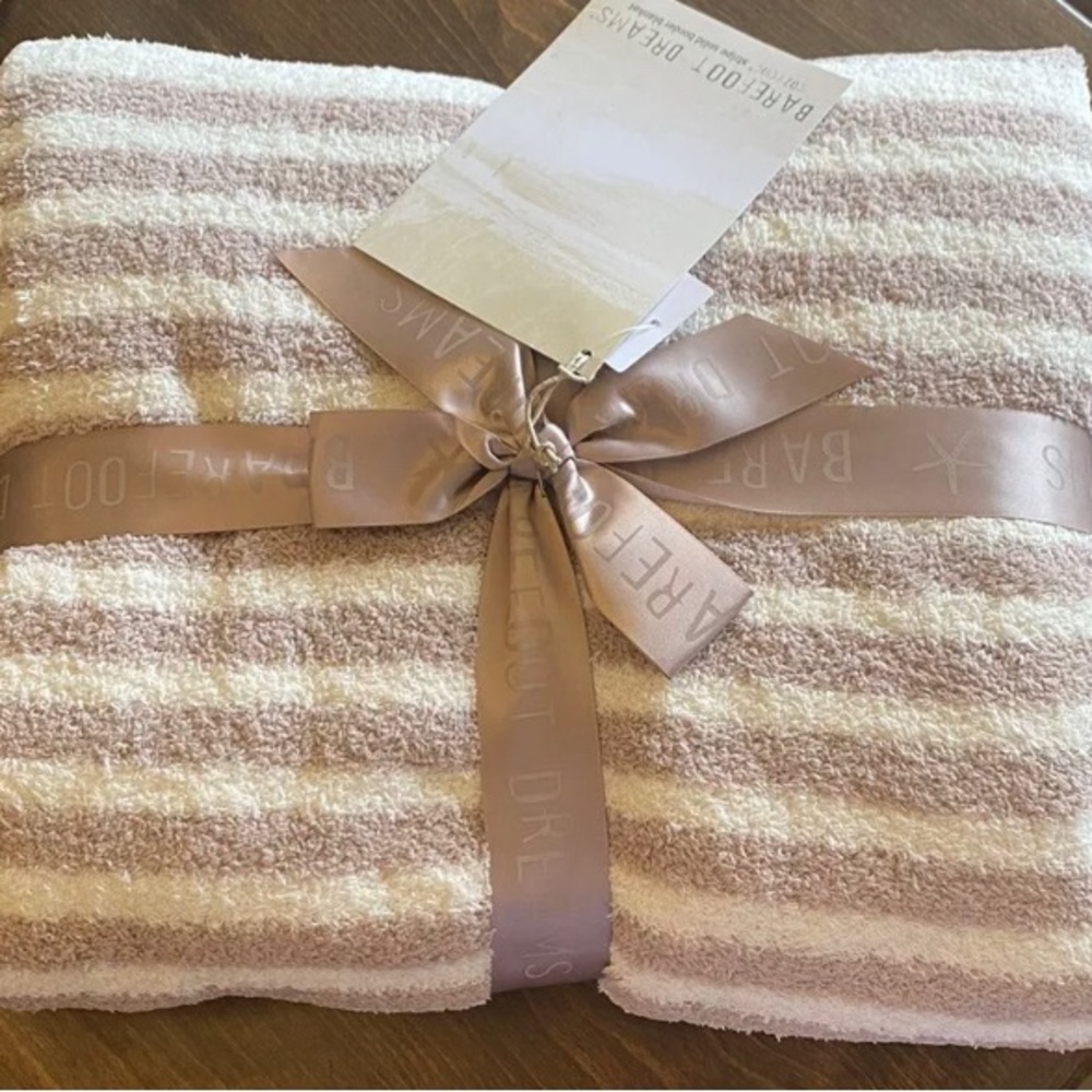 New With Tags-Barefoot Dreams Throw Feather/Cream 45x60